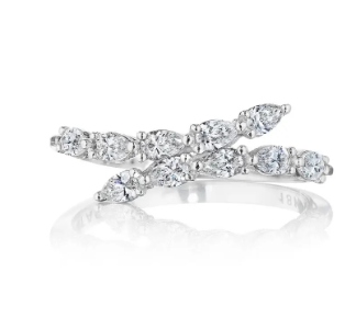 A yellow gold asymmetric fashion rings in a shape of leaves